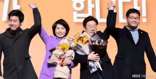 两个帅气儿子老婆金惠景漂亮比金建希美CQ9电子专用平台李在明全家福曝光有(图5)