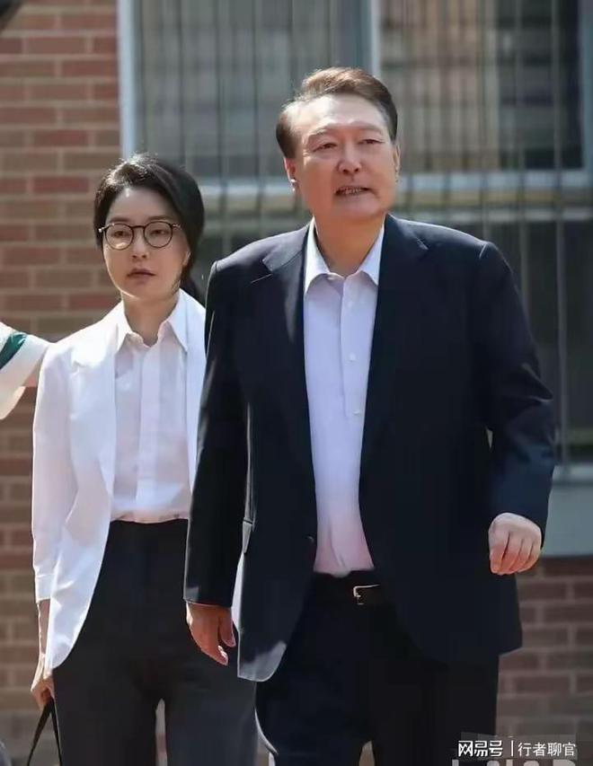 两个帅气儿子老婆金惠景漂亮比金建希美CQ9电子专用平台李在明全家福曝光有(图7)
