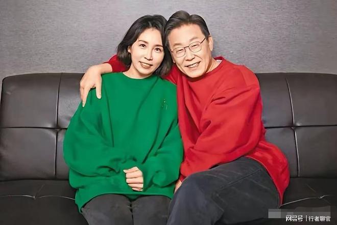两个帅气儿子老婆金惠景漂亮比金建希美CQ9电子专用平台李在明全家福曝光有