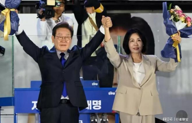 两个帅气儿子老婆金惠景漂亮比金建希美CQ9电子专用平台李在明全家福曝光有(图4)