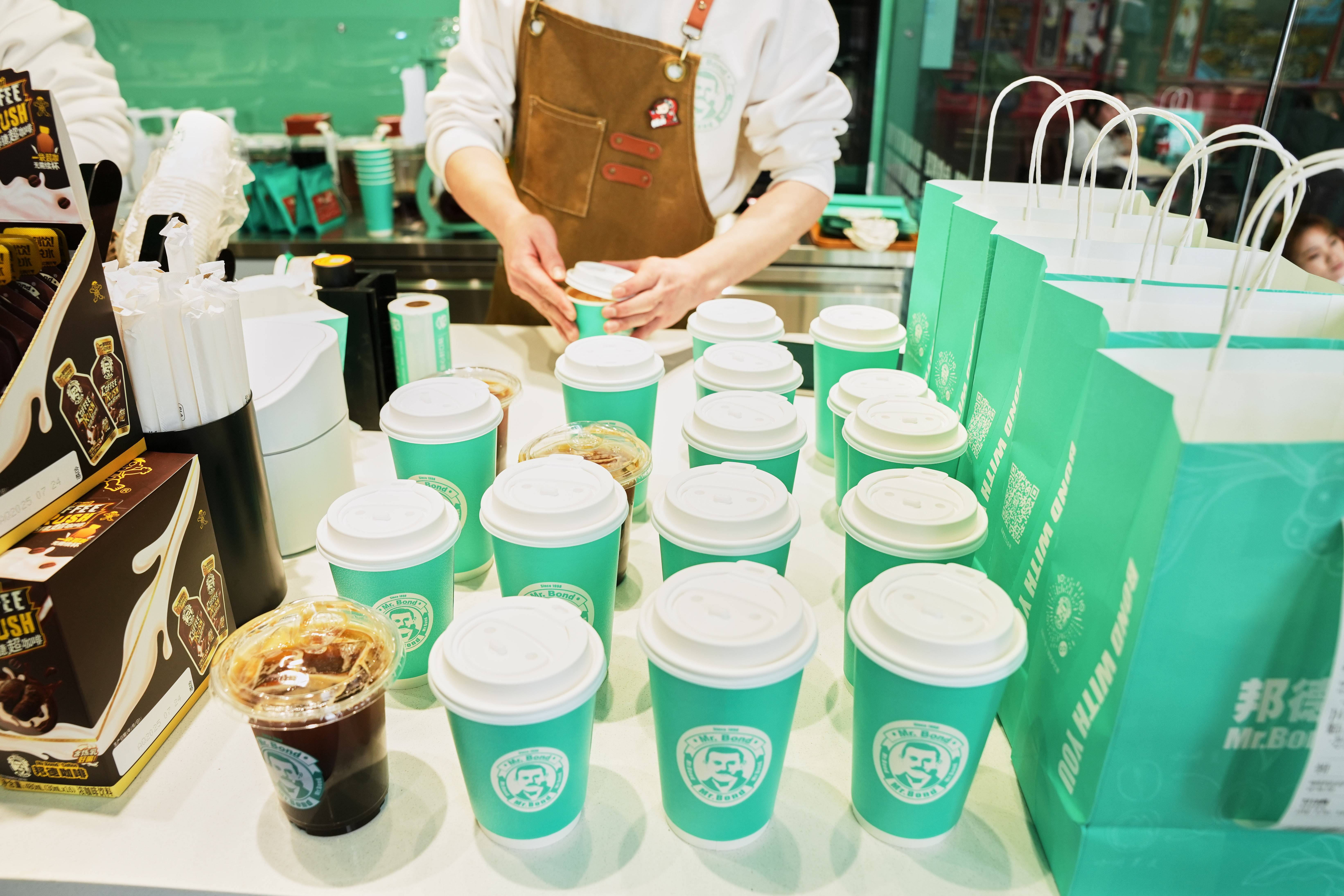 绿中国本土咖啡和国际品牌展开贴身博弈CQ9电子app当邦德绿遇见星巴克(图2)